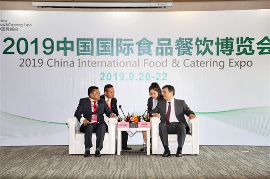 图片包含 人们, 标志, 男人, 站

描述已自动生成